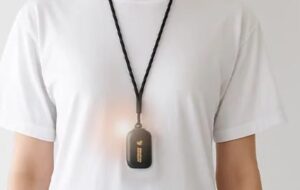 クルミラを首からぶら下げている女性