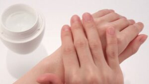 シンピストを手に塗っている