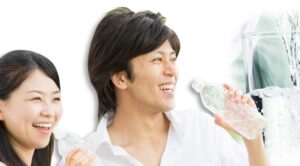 温泉水を飲んでいる夫婦
